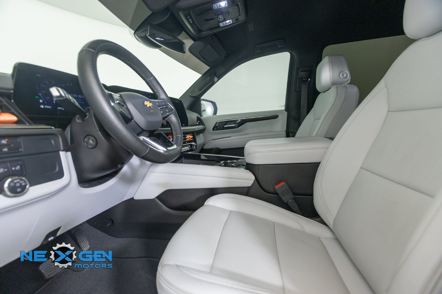 Used 2025 Chevrolet Suburban Premier AWD/4WD image 13