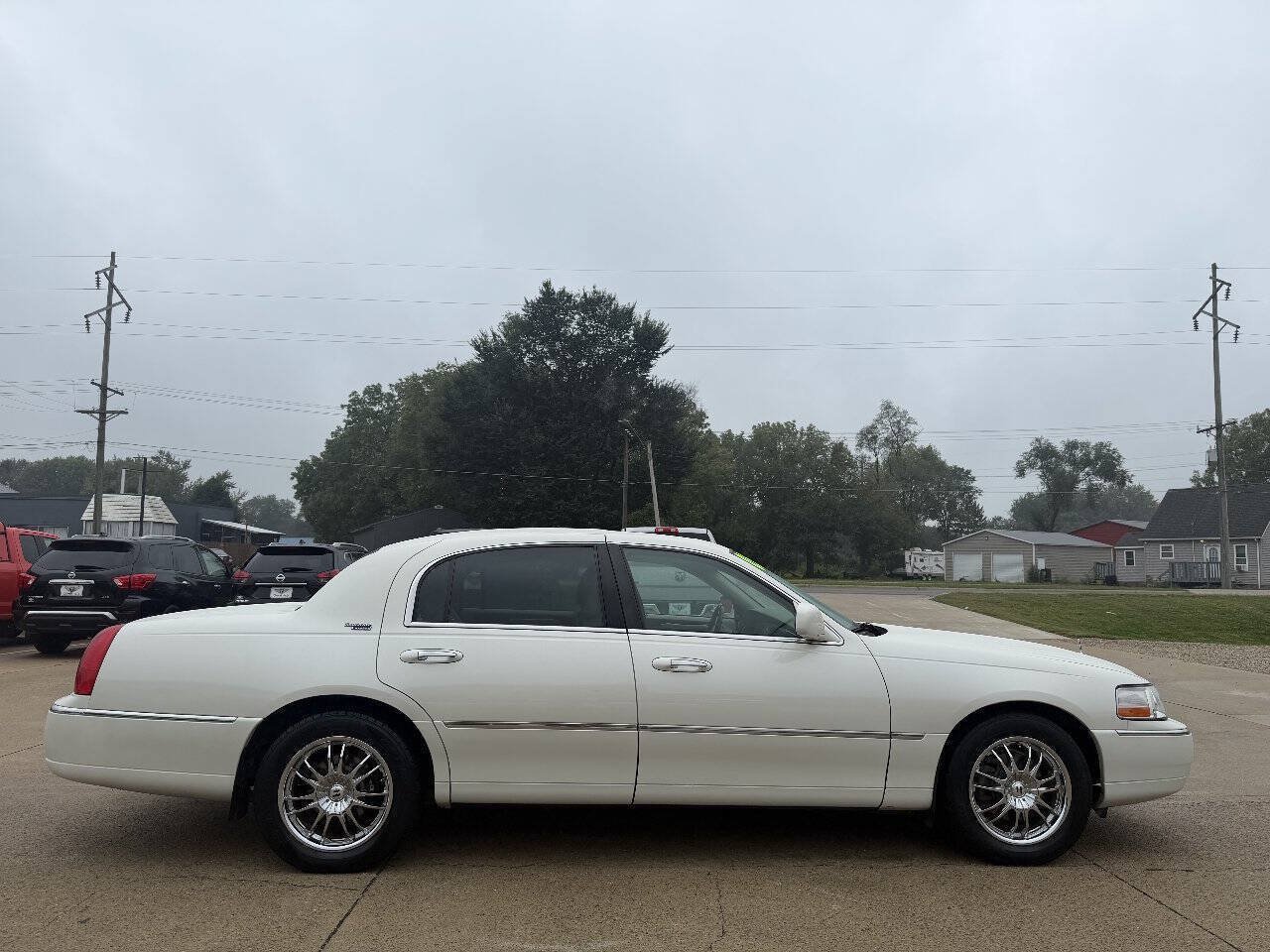 Used 2005 Lincoln Town Car Signature Limited RWD image 2