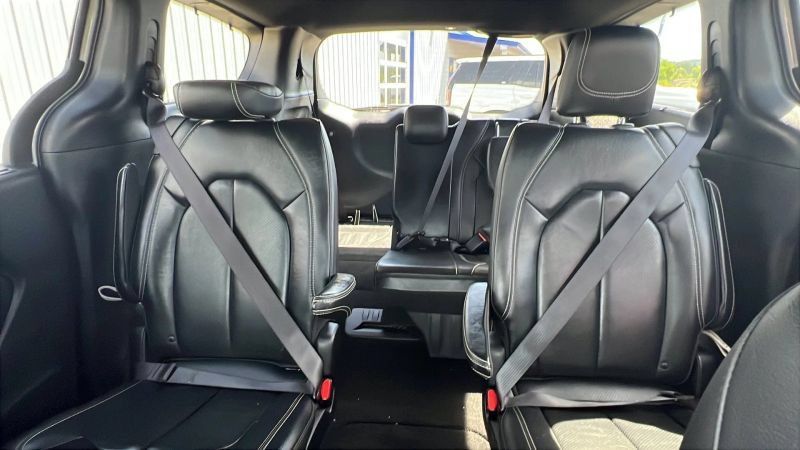 Used 2019 Chrysler Pacifica Touring-L w/ S Appearance Package FWD image 18