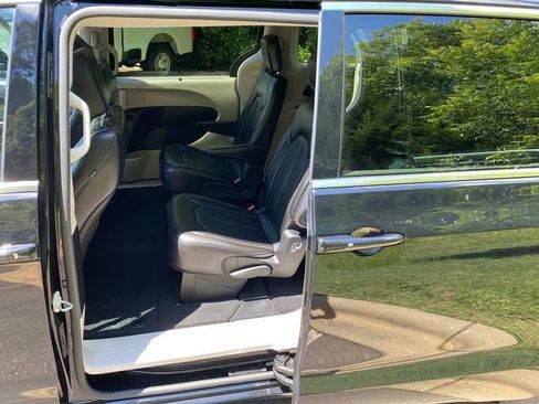 Used 2024 Chrysler Pacifica Touring-L FWD image 10