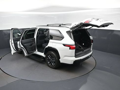Used 2026 Toyota Sequoia Platinum AWD/4WD image 43