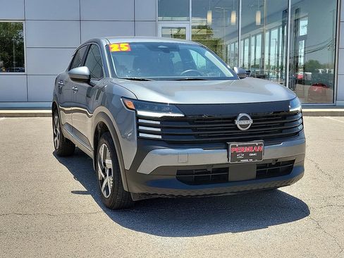 Used 2025 Nissan Kicks SV FWD image 2
