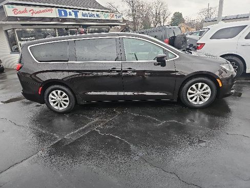 Used 2017 Chrysler Pacifica Touring w/ Tire & Wheel Group image 2