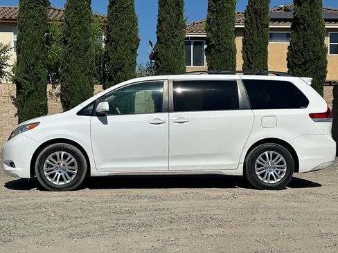 Used 2014 Toyota Sienna XLE FWD image 7