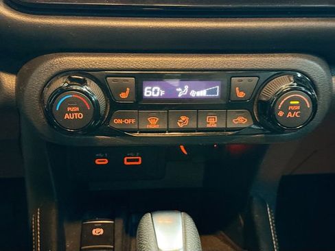 Used 2023 Nissan Kicks SR w/ SR Premium Package FWD image 16