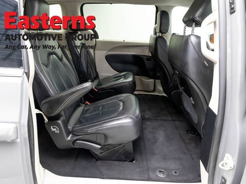 Used 2022 Chrysler Pacifica Touring-L image 24