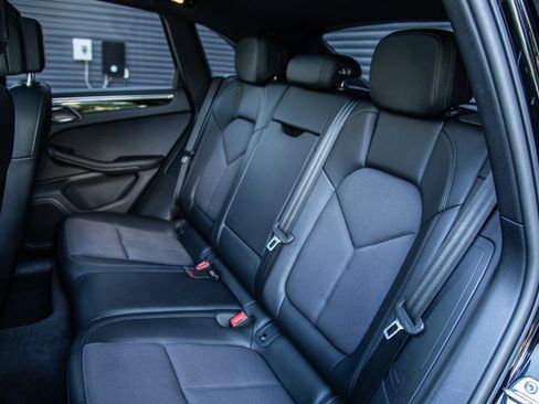 Certified 2023 Porsche Macan image 12