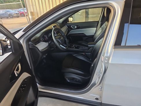 Used 2025 Jeep Compass Limited AWD/4WD image 4