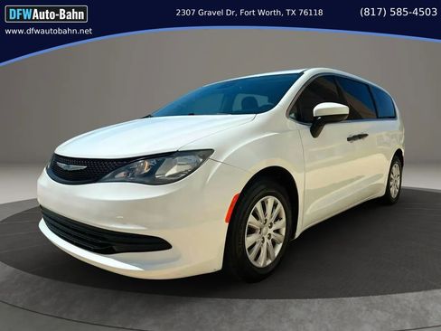 Used 2020 Chrysler Voyager L FWD image 1