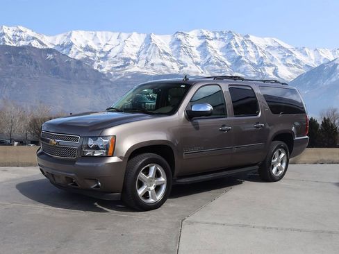 Used 2012 Chevrolet Suburban LTZ image 2