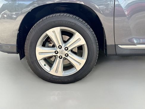 Used 2012 Toyota Highlander Limited w/ Tow Pkg AWD/4WD image 41
