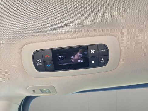 Used 2023 Chrysler Pacifica Limited image 9