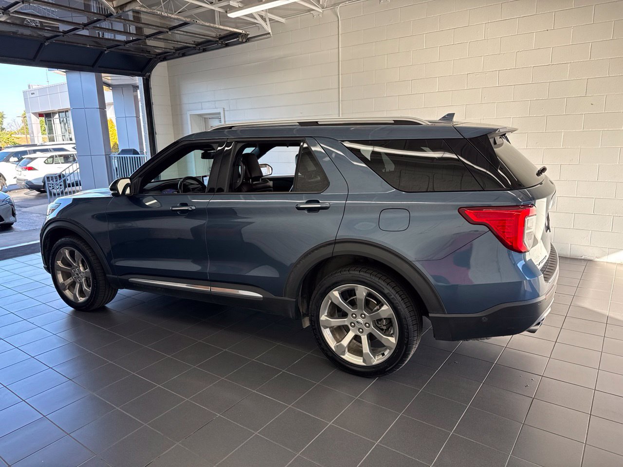 Used 2020 Ford Explorer Platinum w/ Premium Technology Package AWD/4WD image 5