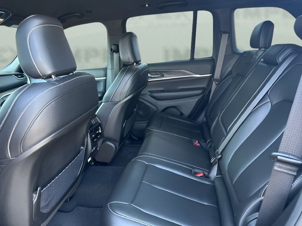 Used 2024 Jeep Grand Cherokee Limited AWD/4WD image 12
