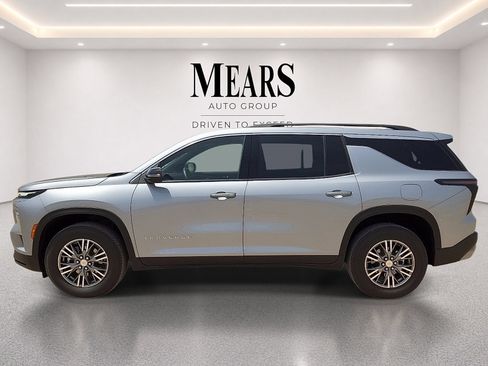 Used 2025 Chevrolet Traverse LT FWD image 2