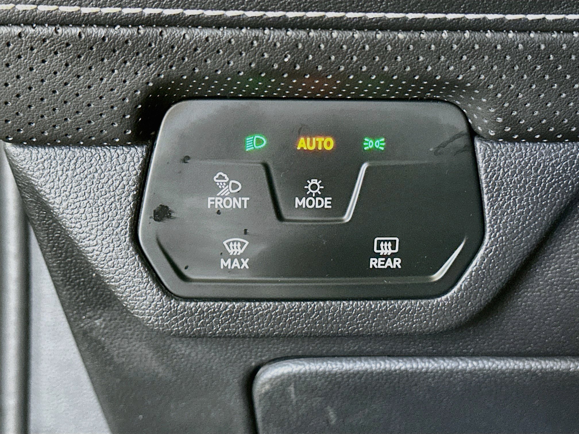 Used 2025 Volkswagen Atlas SE AWD/4WD image 17