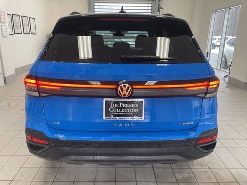 Certified 2025 Volkswagen Taos SE image 3