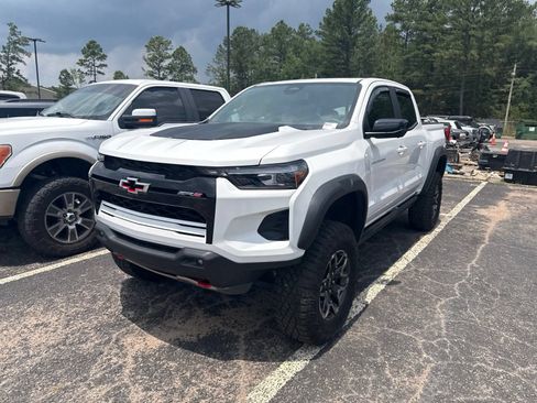 Used 2024 Chevrolet Colorado ZR2 w/ Technology Package AWD/4WD image 3