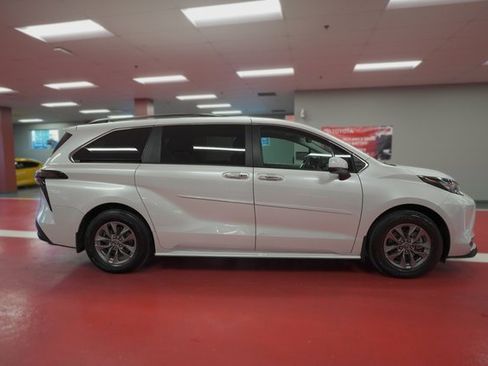 Used 2023 Toyota Sienna XLE w/ XLE Plus Package image 6