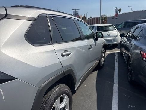Used 2019 Toyota RAV4 XLE w/ Convenience Package FWD image 5