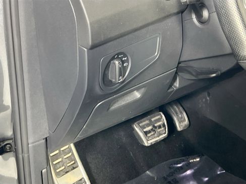 Used 2022 Volkswagen Tiguan SE R-Line image 10