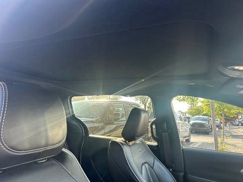 Used 2025 Chrysler Pacifica Limited FWD image 10