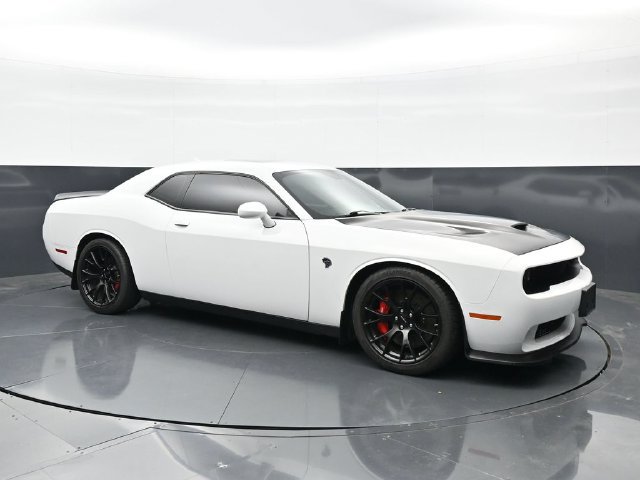 Used 2016 Dodge Challenger SRT Hellcat RWD image 3