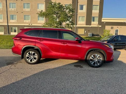 Used 2021 Toyota Highlander XLE AWD/4WD image 15
