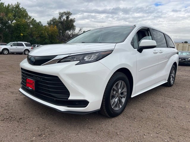 Used 2024 Toyota Sienna LE AWD/4WD image 1