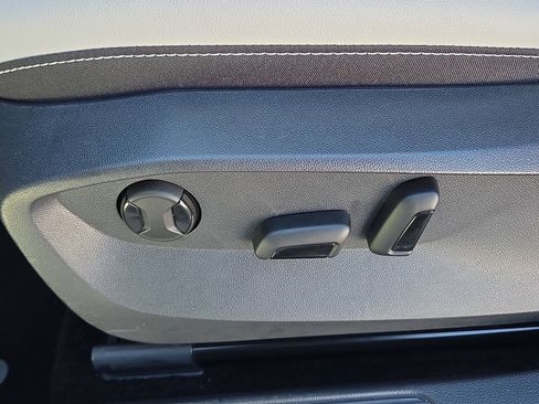 Used 2025 Volkswagen Taos SE image 14