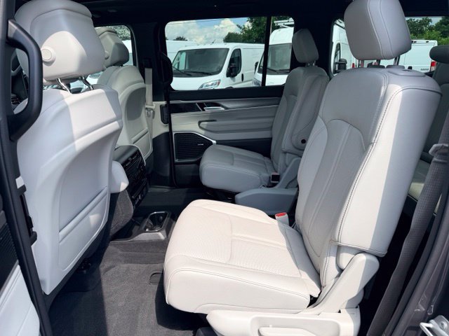 Used 2025 Jeep Wagoneer Series II w/ Premium Group I AWD/4WD image 24