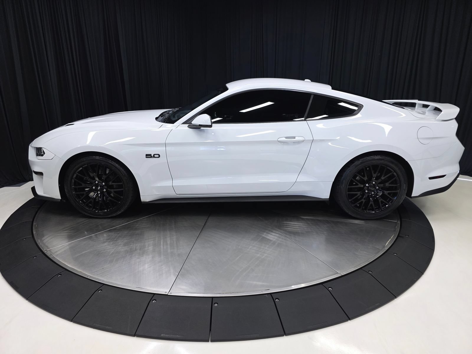 Used 2018 Ford Mustang GT Premium w/ GT Performance Package RWD image 11