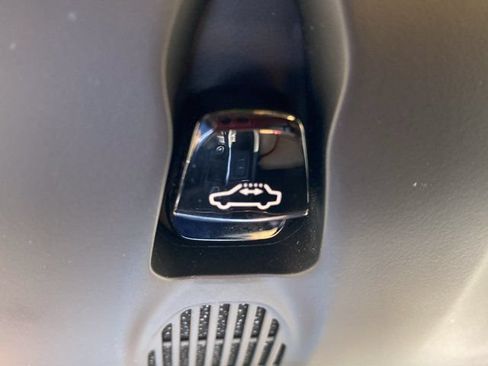 Used 2019 Volvo XC60 T5 Momentum w/ Multimedia Package AWD/4WD image 26