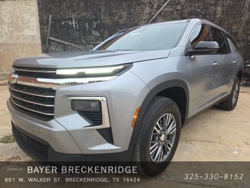 Used 2025 Chevrolet Traverse LT FWD image 1