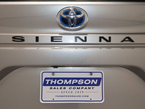 Used 2025 Toyota Sienna XLE image 35