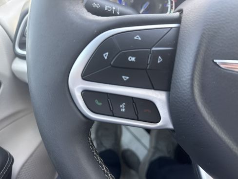 Used 2024 Chrysler Pacifica Touring-L FWD image 18