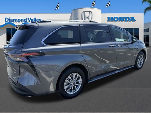Used 2025 Toyota Sienna XLE FWD image 8