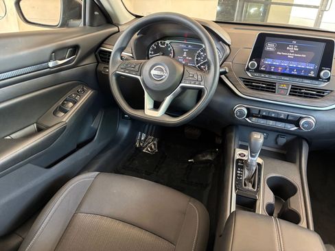 Used 2025 Nissan Altima 2.5 SV FWD image 33
