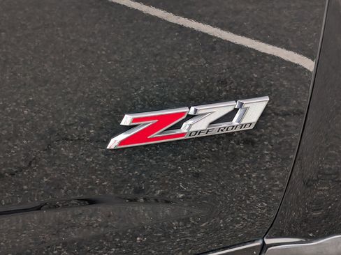 Used 2018 Chevrolet Colorado Z71 w/ Z71 Midnight Edition image 9