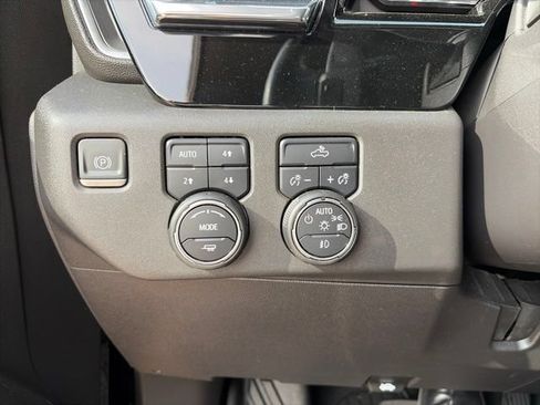 Used 2023 Chevrolet Silverado 1500 LT Trail Boss w/ LPO, Dark Essentials Package AWD/4WD image 16