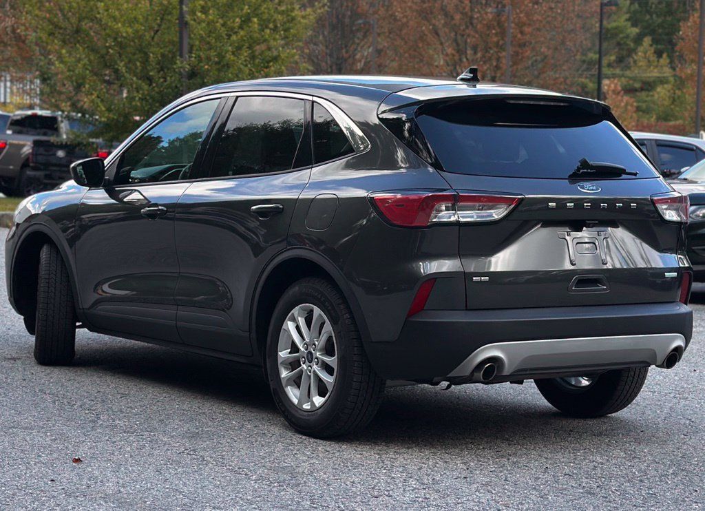Used 2020 Ford Escape SE FWD image 3