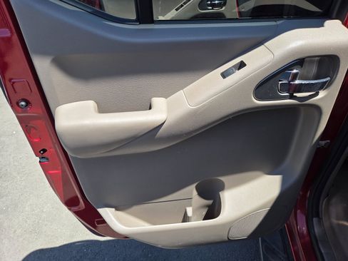 Used 2010 Nissan Frontier SE w/ Moonroof Pkg AWD/4WD image 9