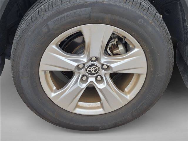 Used 2025 Toyota RAV4 XLE w/ Convenience Package FWD image 16