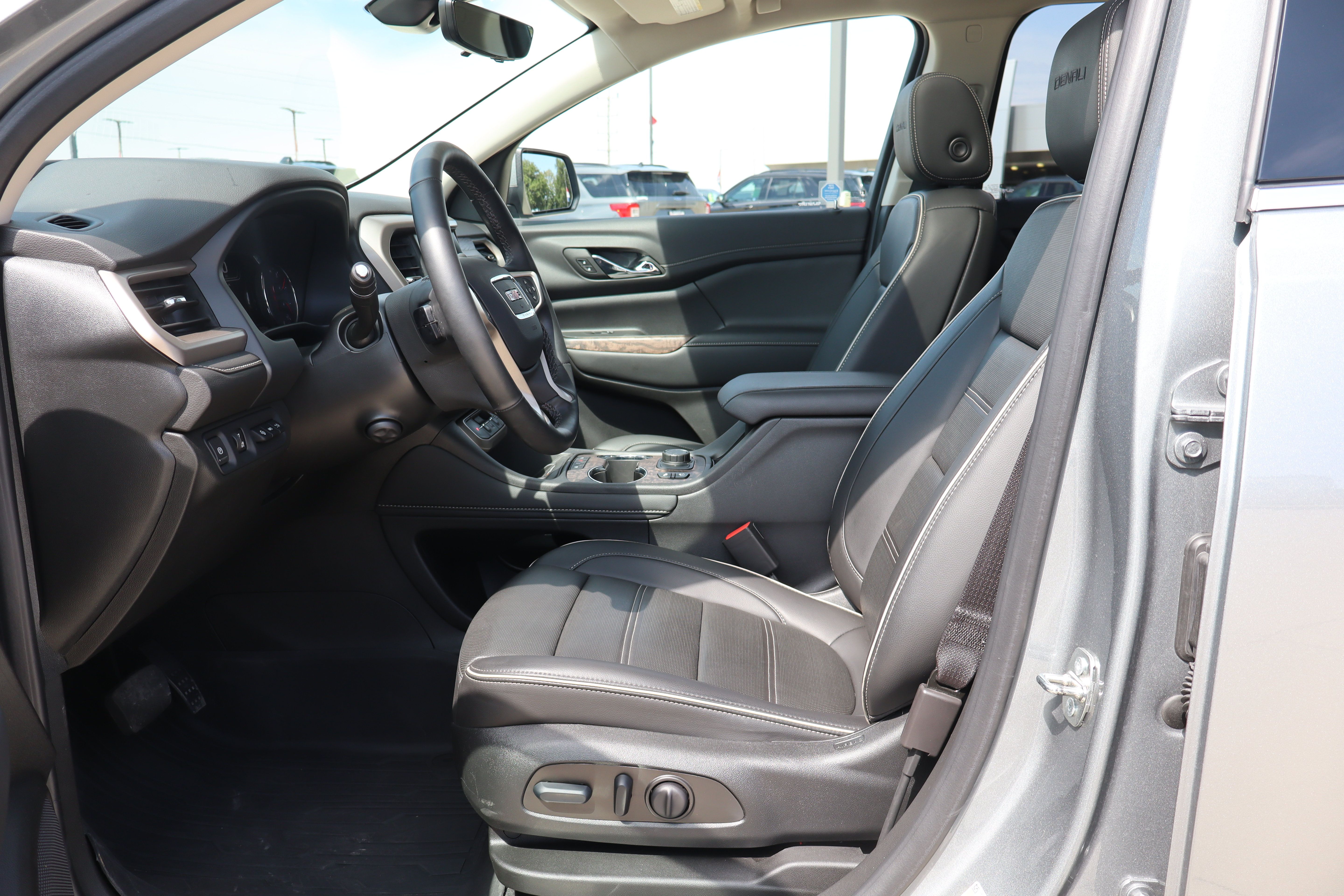 Used 2023 GMC Acadia Denali w/ Denali Ultimate Package AWD/4WD image 9