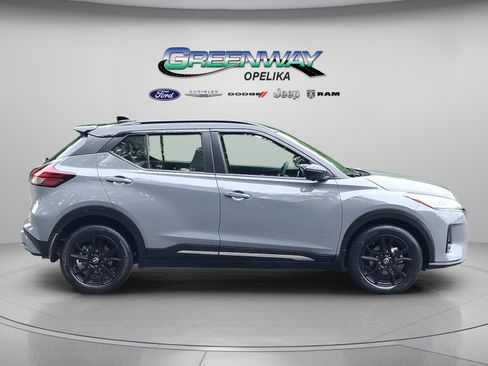 Used 2023 Nissan Kicks SR w/ SR Premium Package FWD image 8