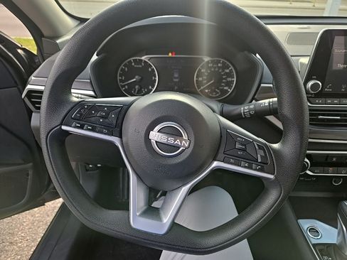 Used 2025 Nissan Altima 2.5 SV AWD/4WD image 5