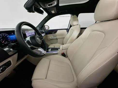 Used 2024 Mercedes-Benz GLB 250 4MATIC w/ Exclusive Package image 22