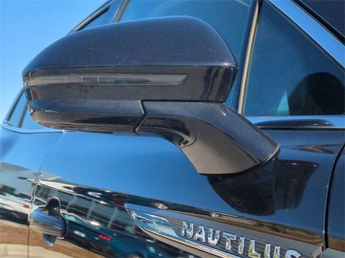 Used 2021 Lincoln Nautilus Reserve image 12