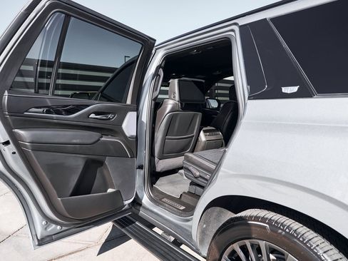 Used 2023 Cadillac Escalade V w/ LPO, ONYX Package image 28