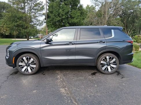 Used 2025 Mitsubishi Outlander AWD image 3